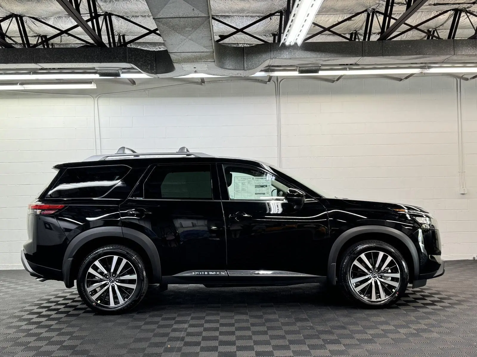 2025 Nissan Pathfinder Platinum photo 3