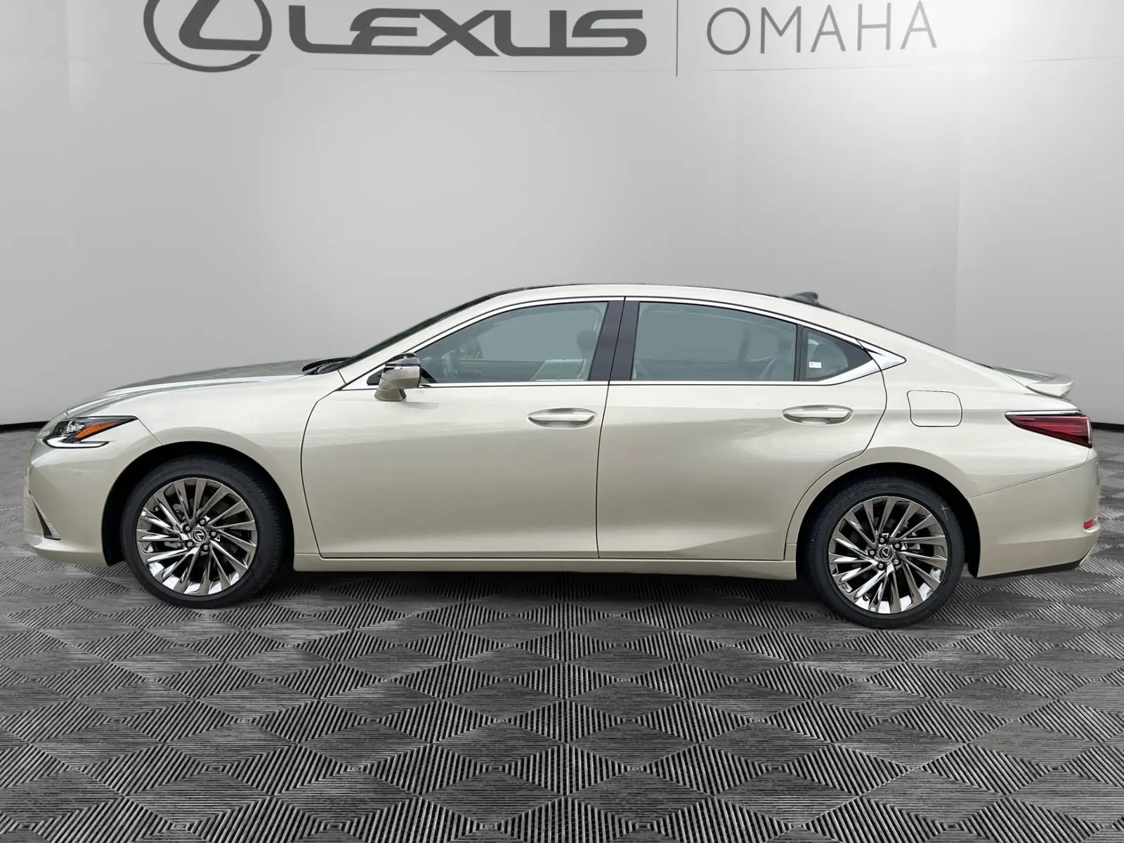 2025 Lexus ES 350 Ultra Luxury photo 2