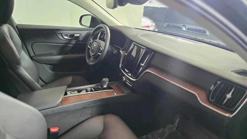 2025 Volvo - image 11