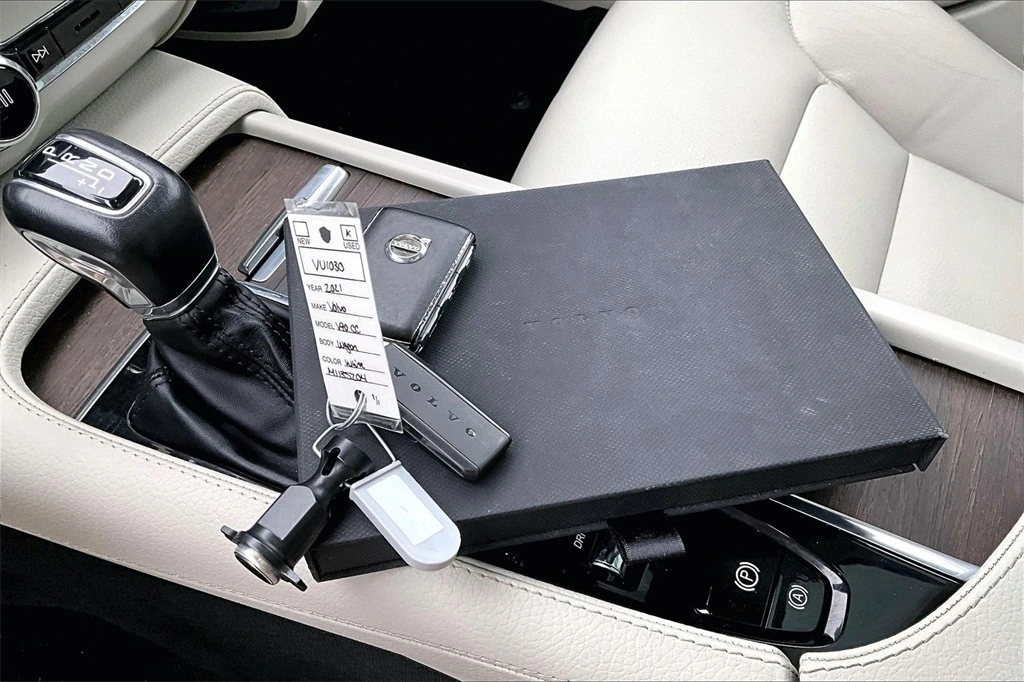 2021 Volvo - image 34