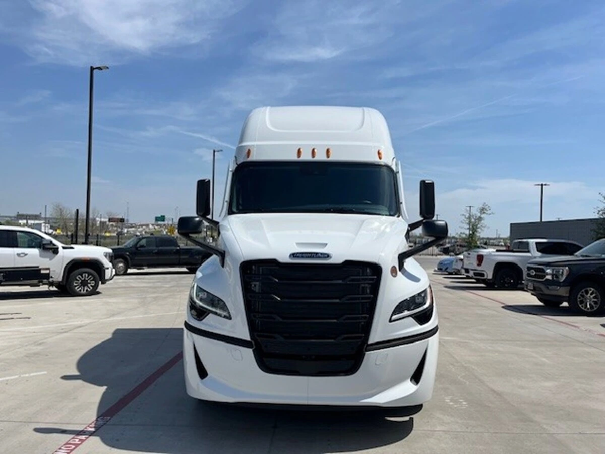 2027 Freightliner - image 2
