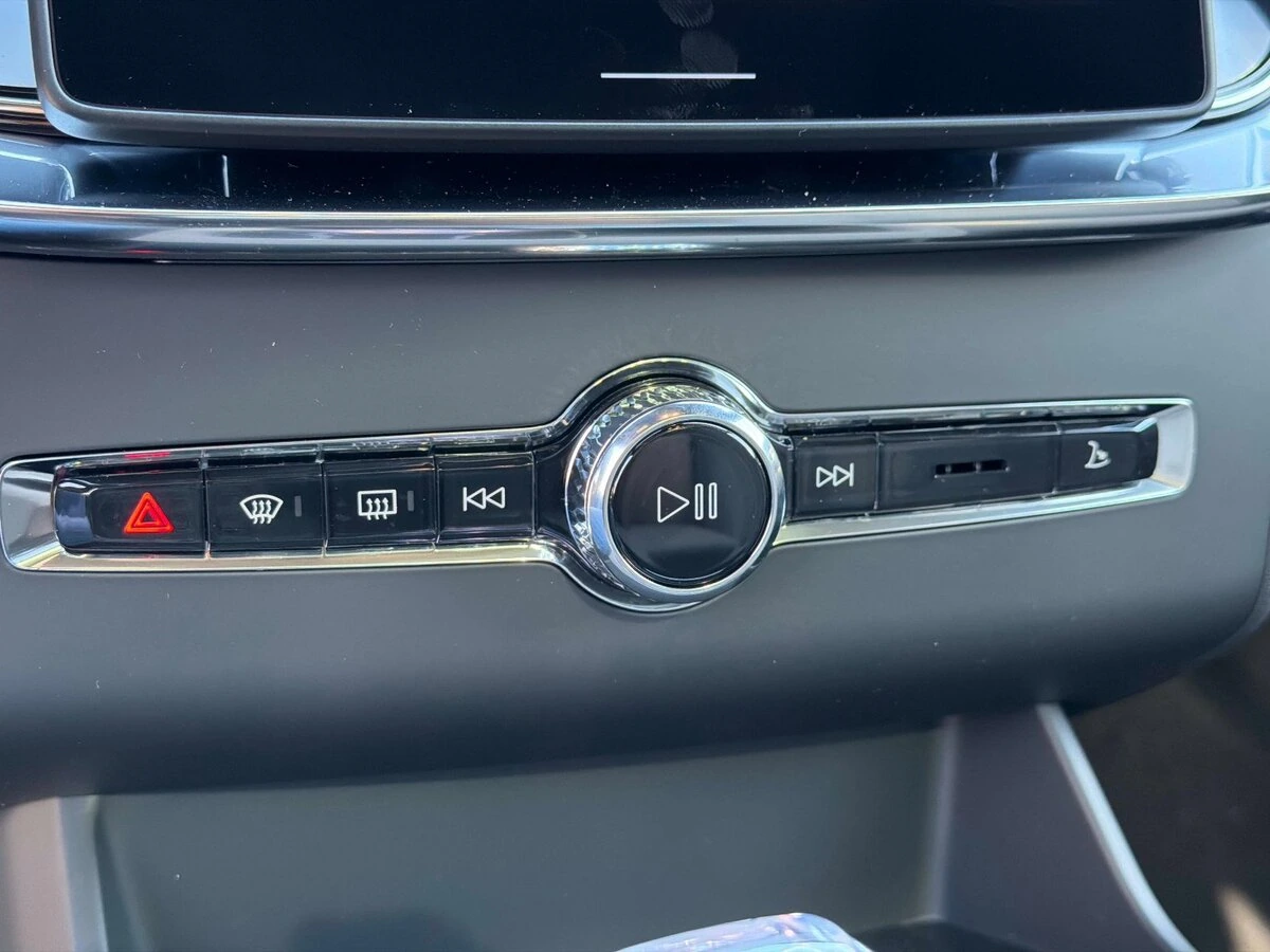 2026 Volvo - image 24