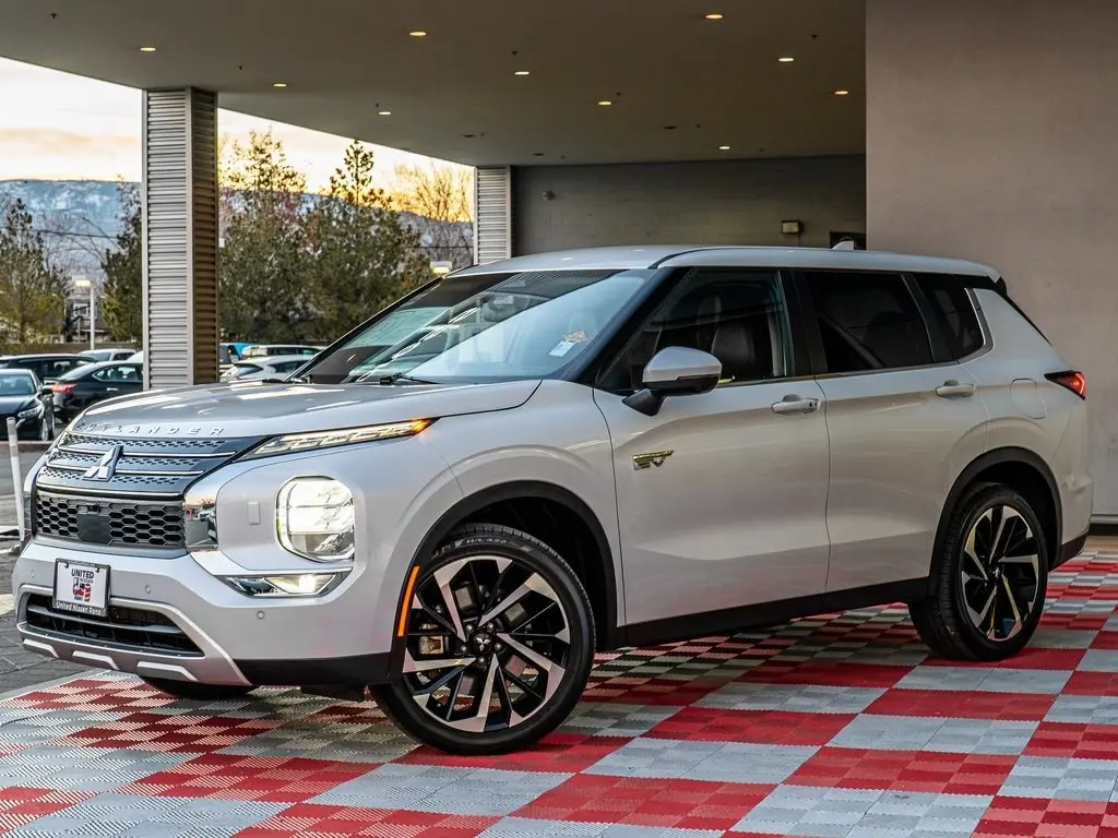 2024 Mitsubishi Outlander Plug-in Hybrid SE's photo