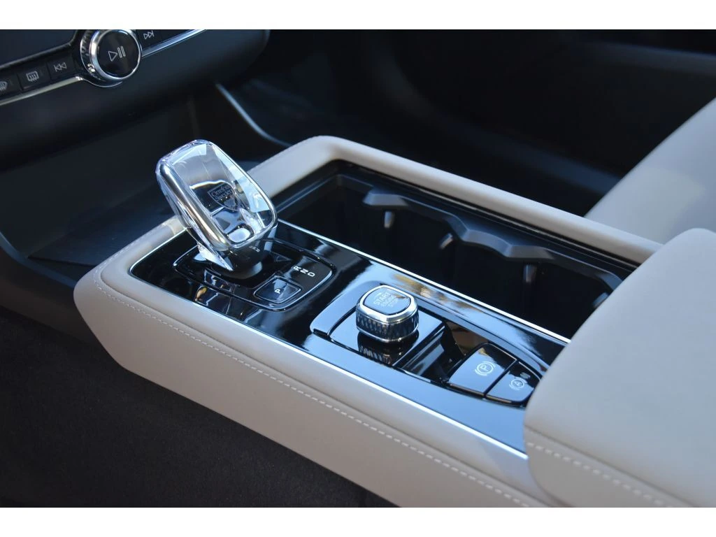 2026 Volvo - image 36