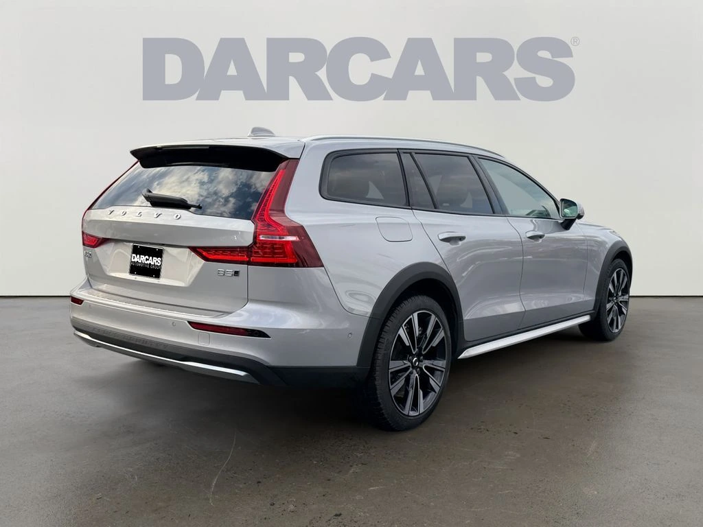 2025 Volvo - image 6