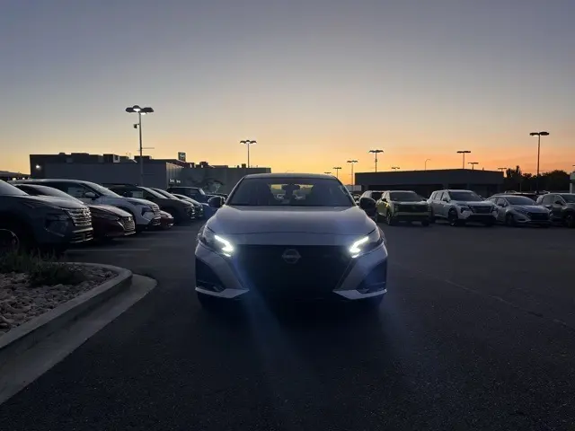 2025 Nissan Altima 2.5 SR photo 2