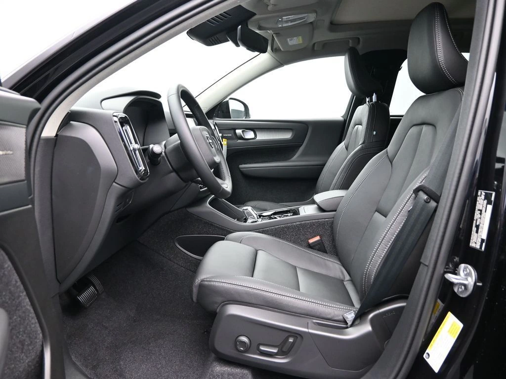 2025 Volvo - image 20