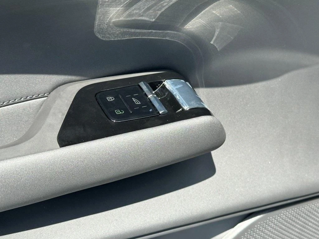 2025 Volvo - image 16