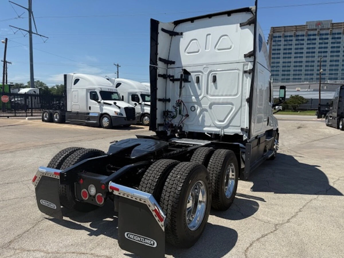 2024 Freightliner Cascadia — photo 6