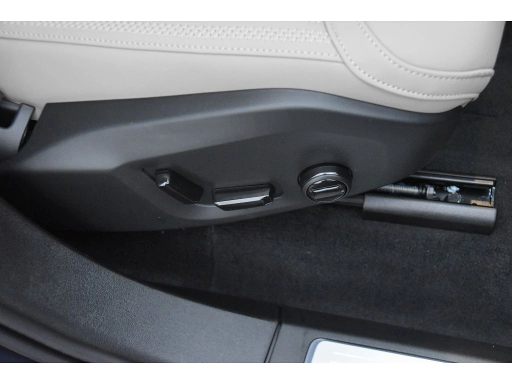 2026 Volvo - image 32