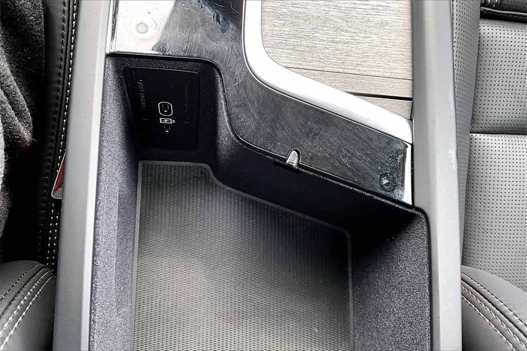 2025 Volvo - image 16