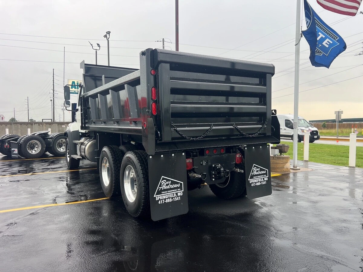 2027 Freightliner 114SD — photo 3