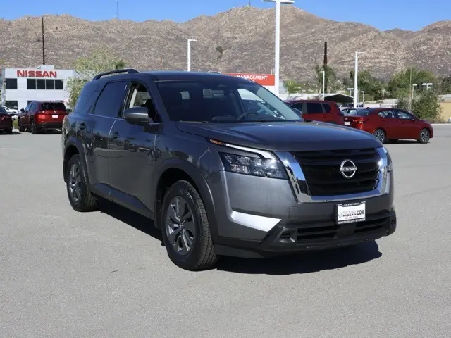 2025 Nissan Pathfinder SV's photo