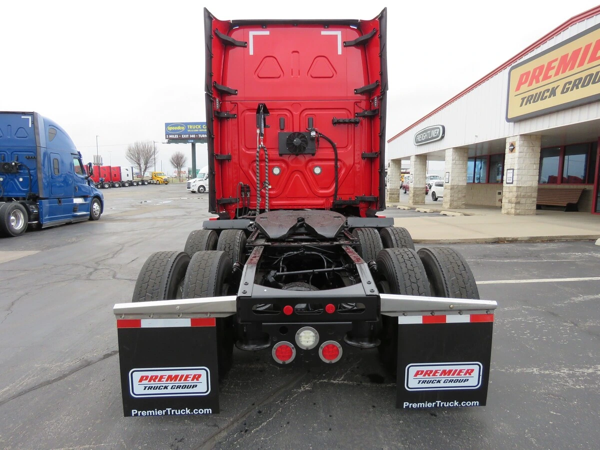 2022 Freightliner Cascadia - image 4