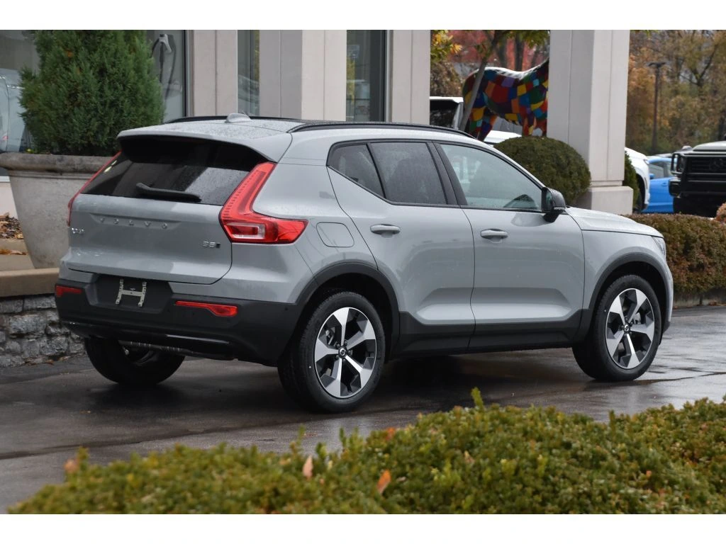 2026 Volvo - image 4