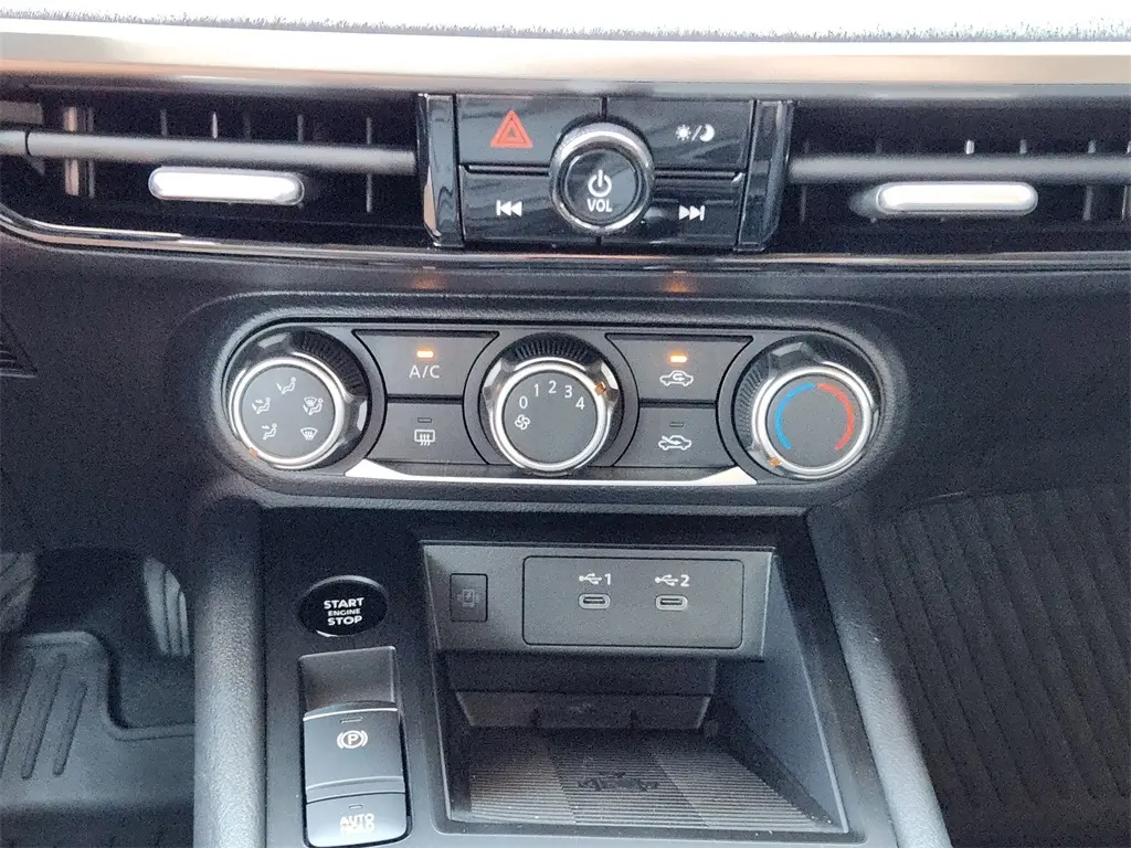 2025 Nissan Kicks SV photo 12