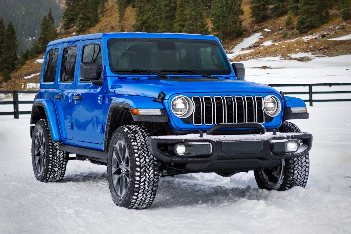2025 Jeep Wrangler 4xe Exterior Passenger Side Front Angle