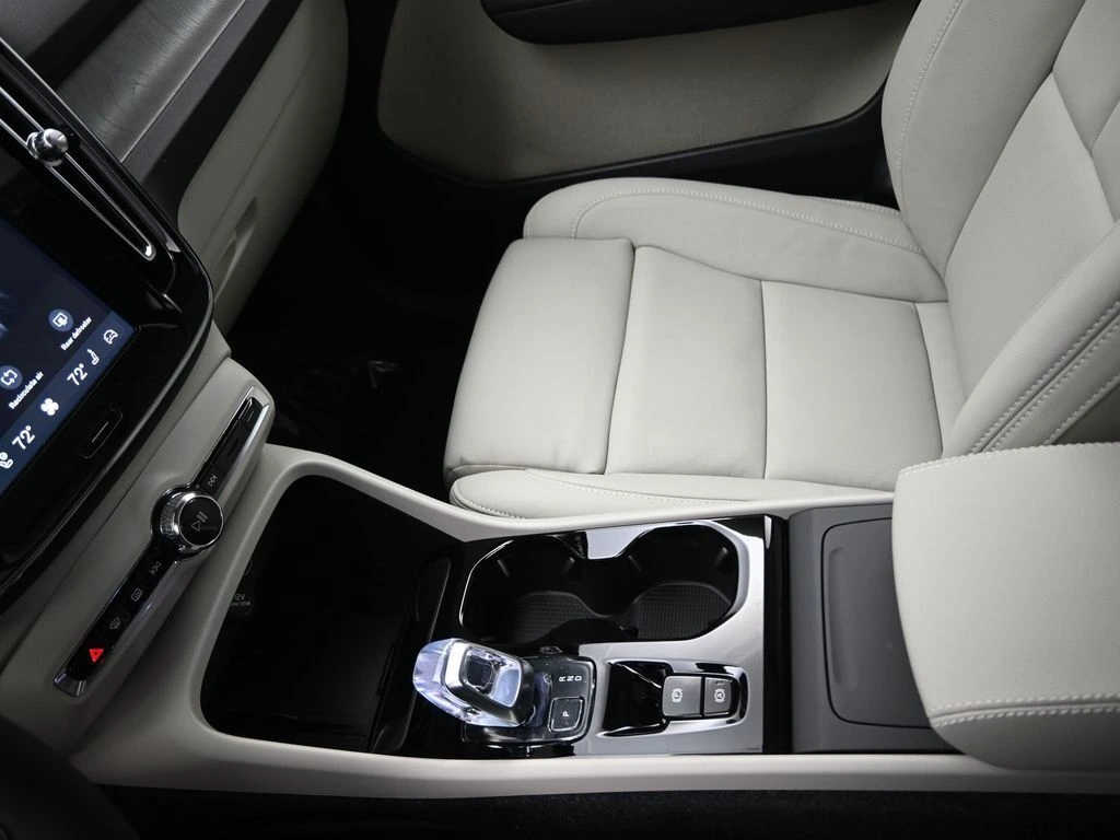 2026 Volvo - image 17