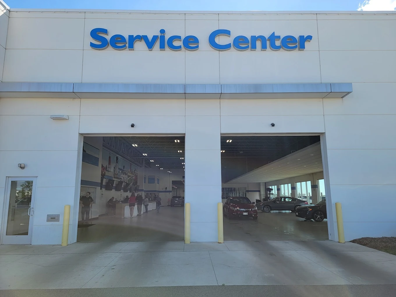 Driveway to Zeigler Honda of Racine service center entrance