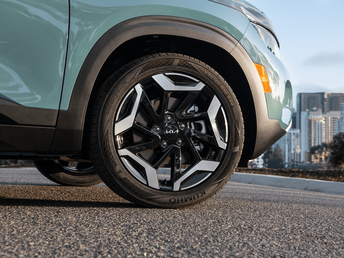 2024 Kia Seltos Brakes and Tire