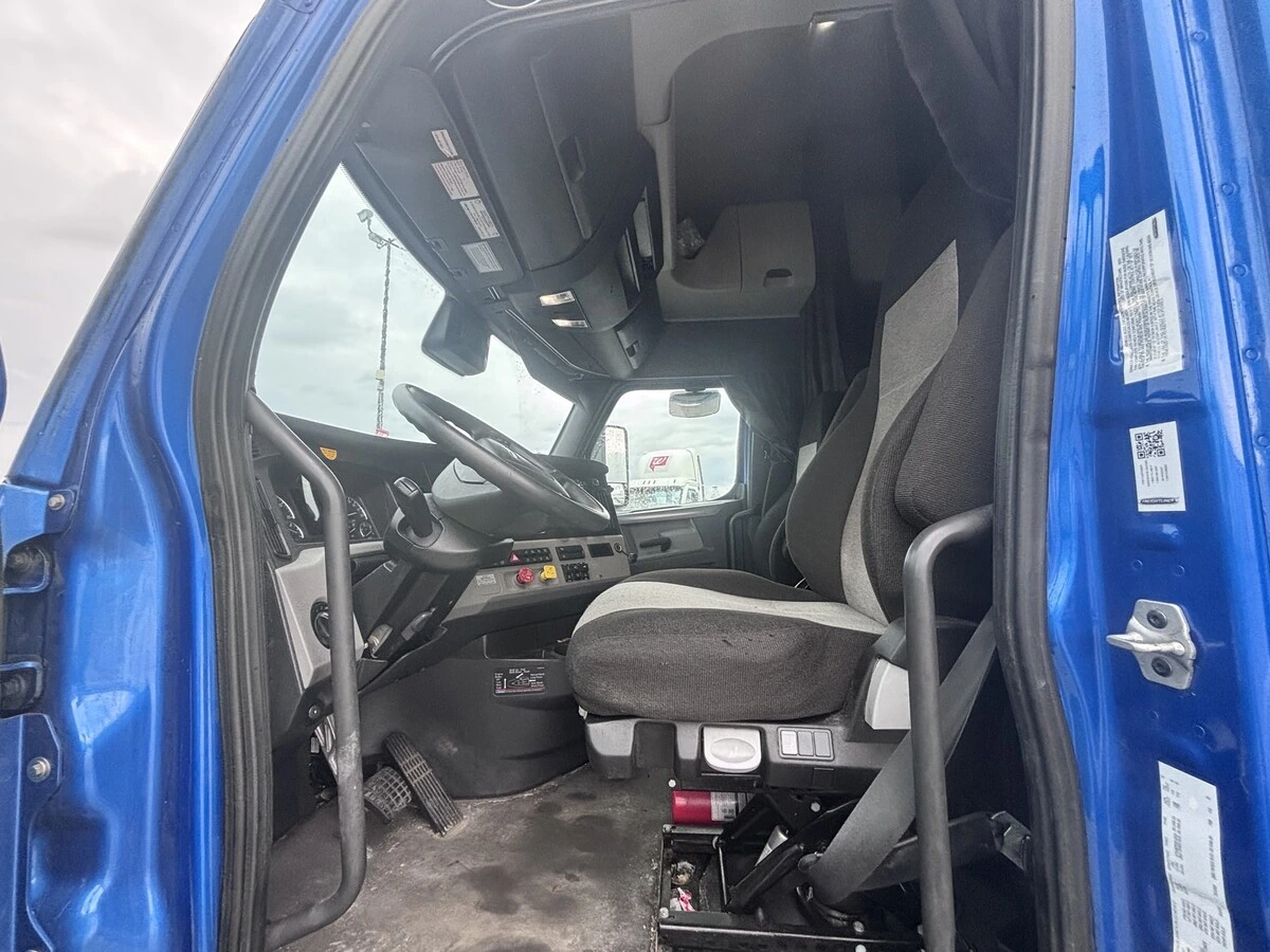 2022 Freightliner Cascadia - image 7