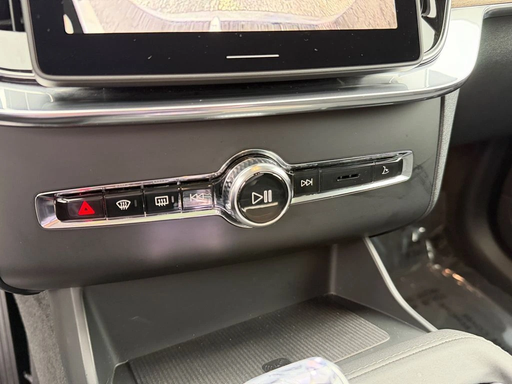 2025 Volvo - image 22