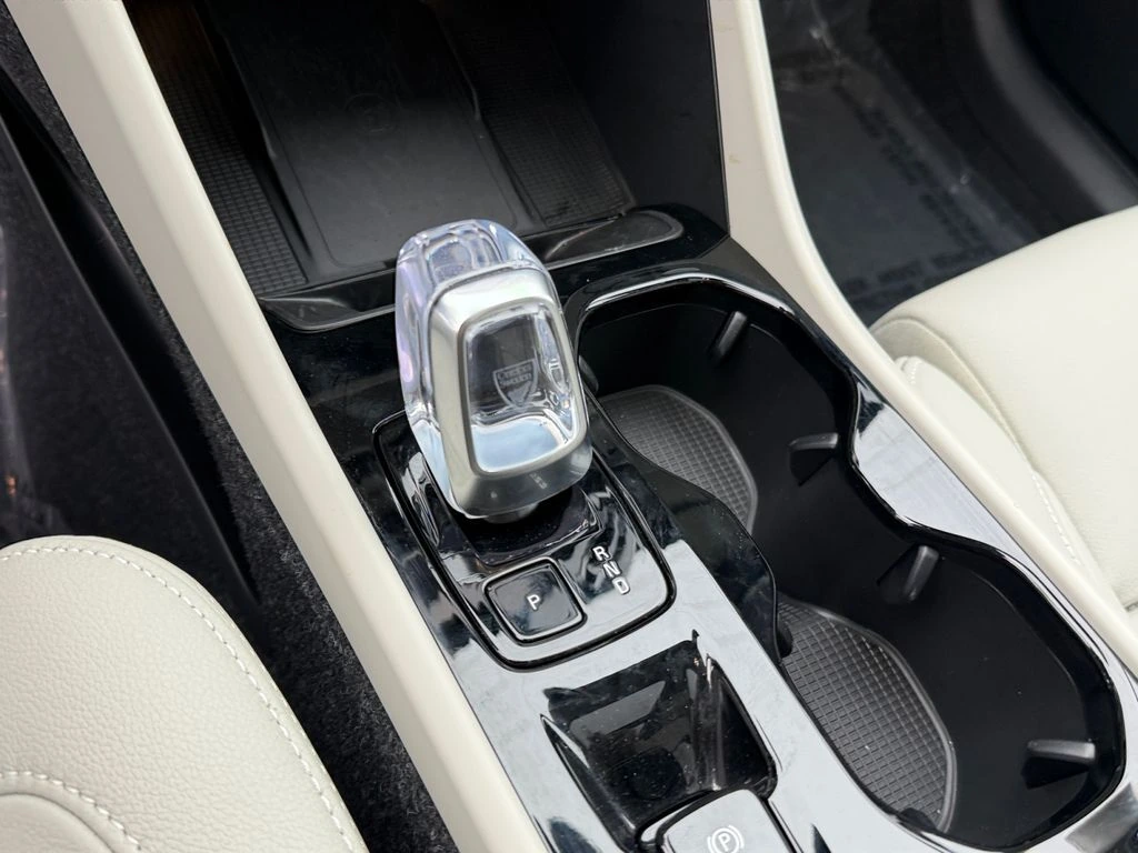 2025 Volvo - image 25