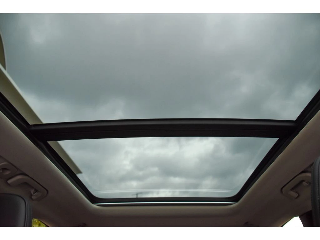 2025 Volvo - image 15