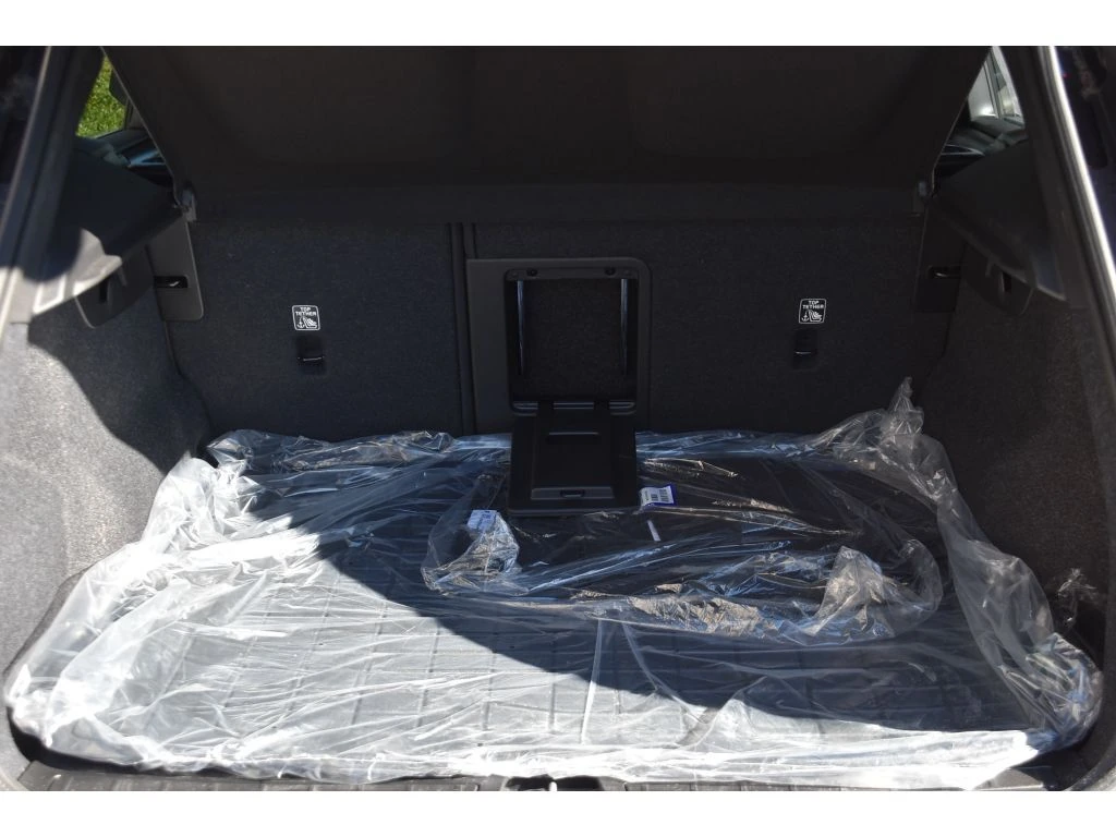 2025 Volvo - image 24