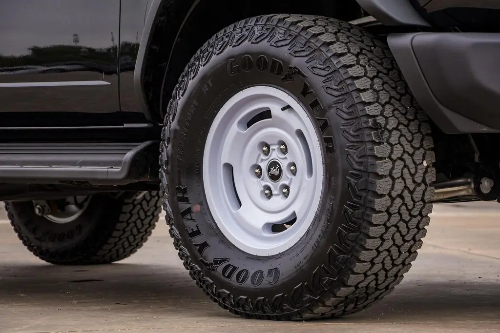 2025 Ford Bronco Heritage First Edition photo 2