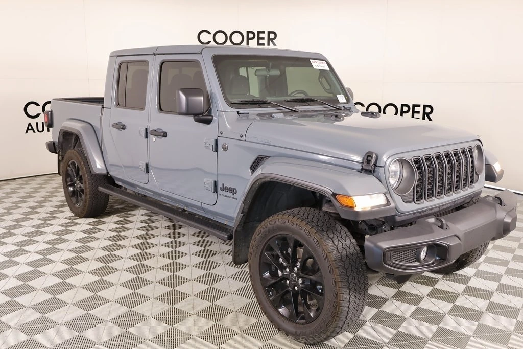2024 Jeep Gladiator Nighthawk's photo