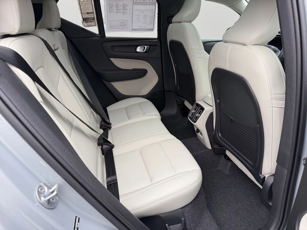 2025 Volvo - image 9