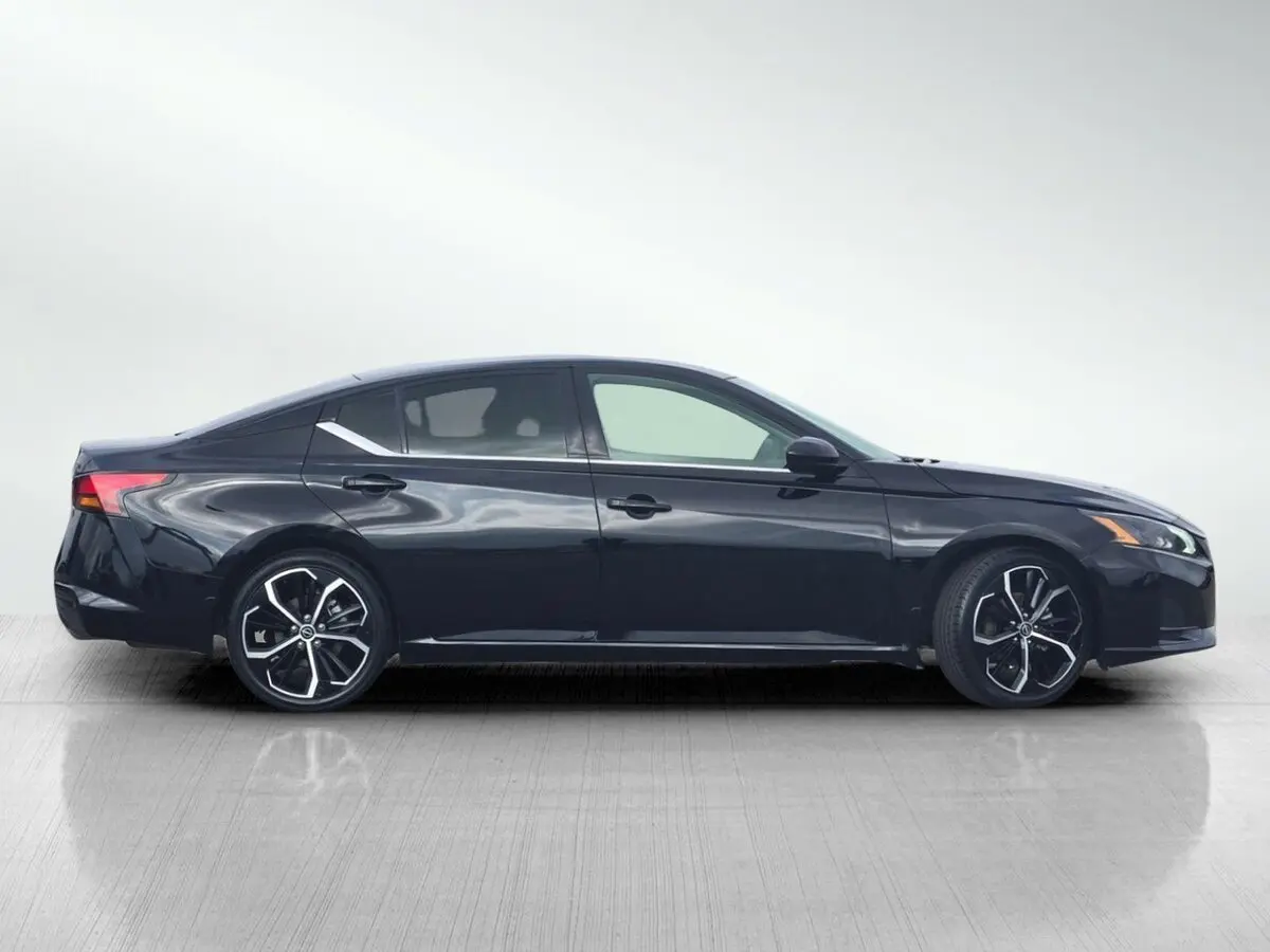 2024 Nissan Altima 2.5 SR photo 3