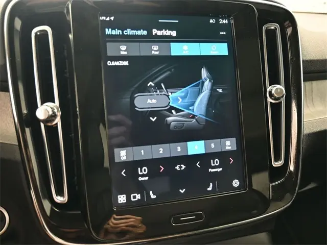 2024 Volvo XC40 Plus photo 24