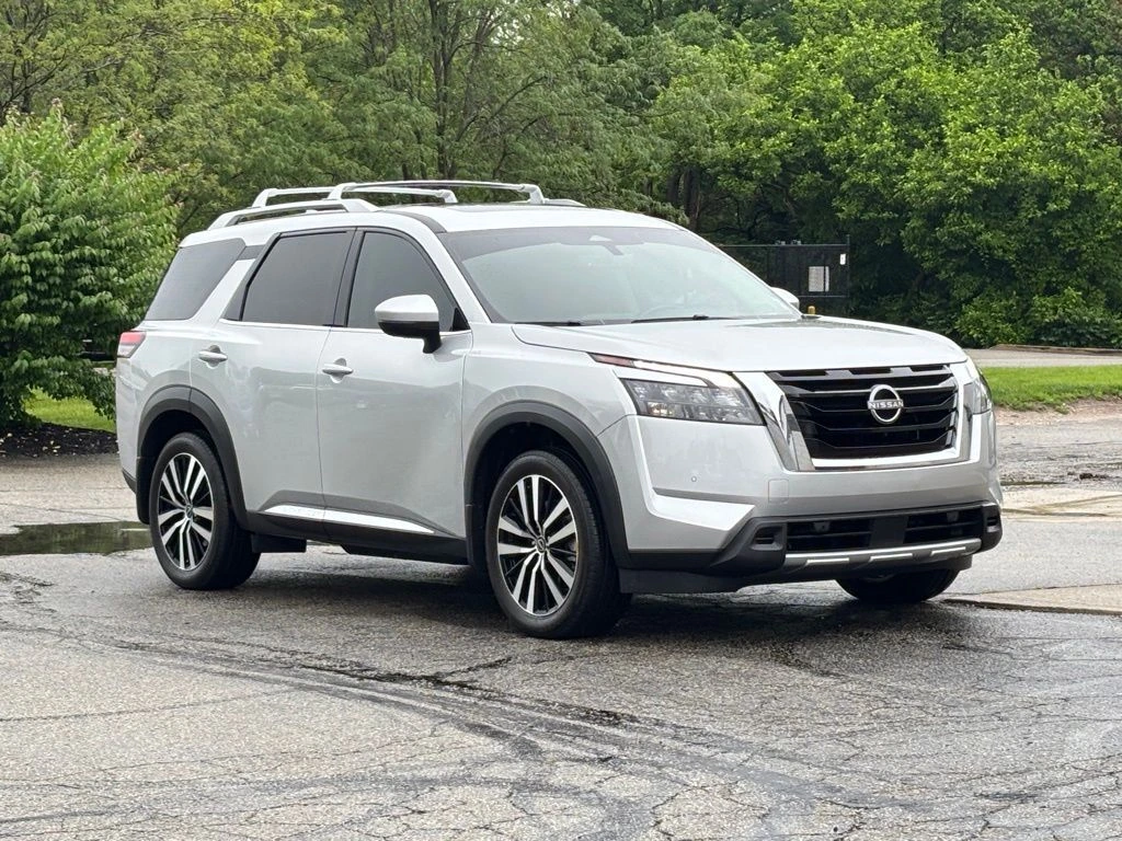 2025 Nissan Pathfinder Platinum 4WD's photo