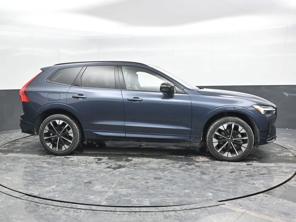 2026 Volvo - image 3