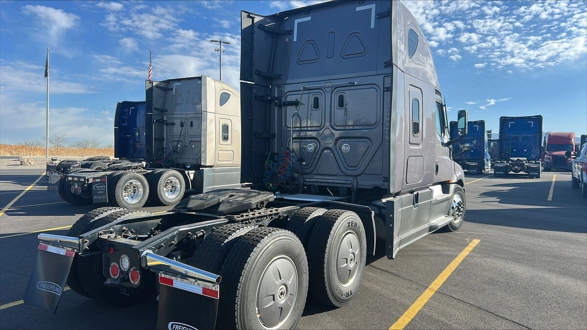 2022 Freightliner Cascadia - image 4