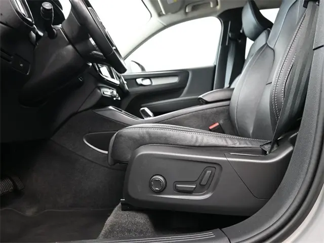 2024 Volvo XC40 Plus photo 11