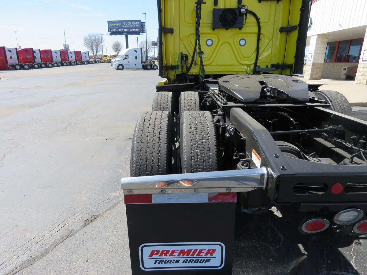 2022 Freightliner Cascadia - image 4