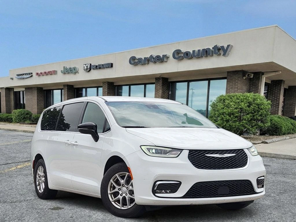 2026 Chrysler Pacifica Select's photo