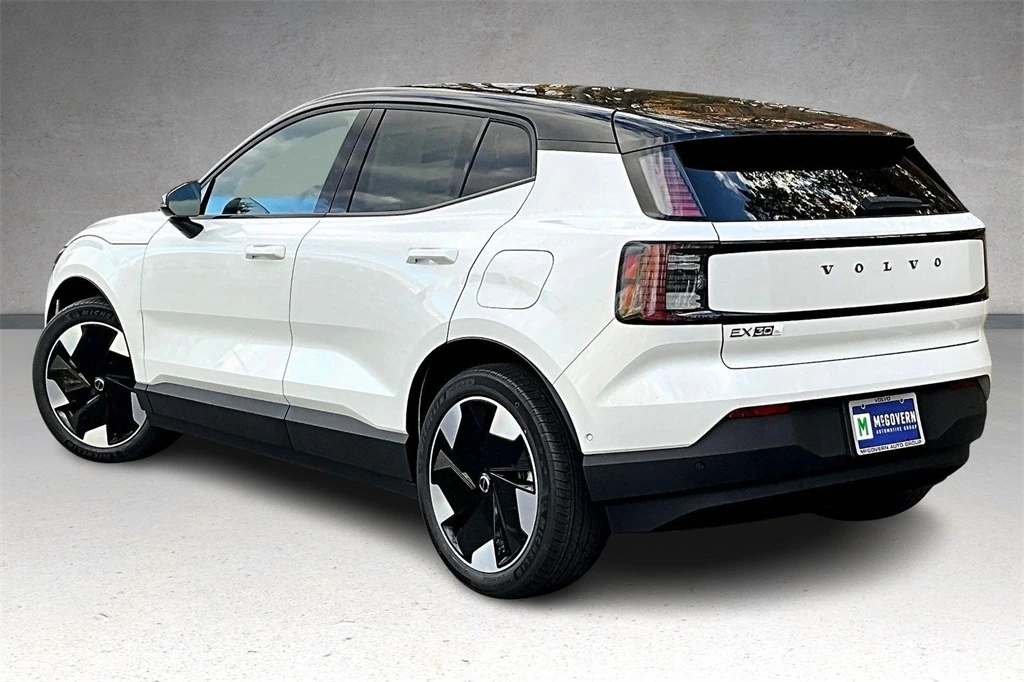 2025 Volvo - image 3