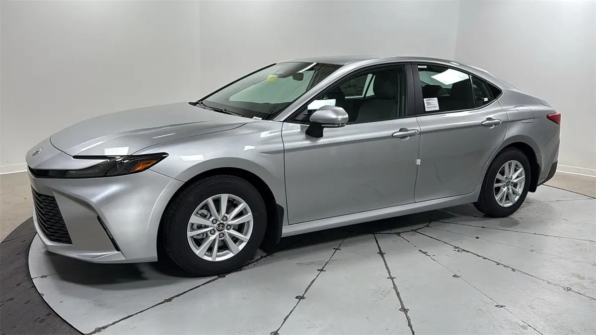 2026 Toyota Camry LE's photo