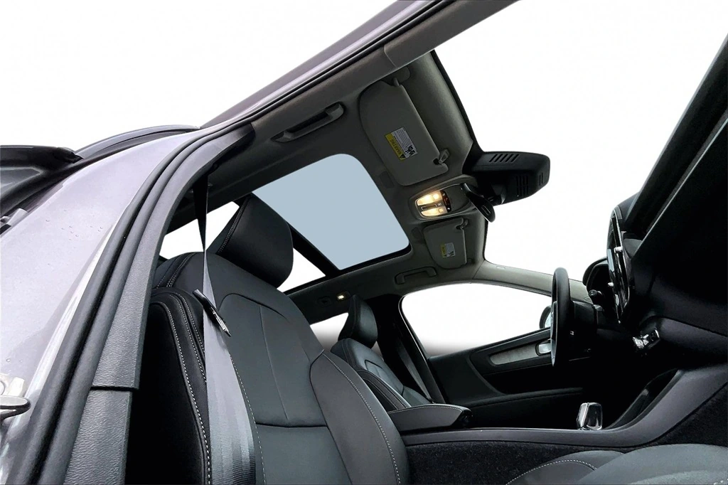 2026 Volvo - image 26