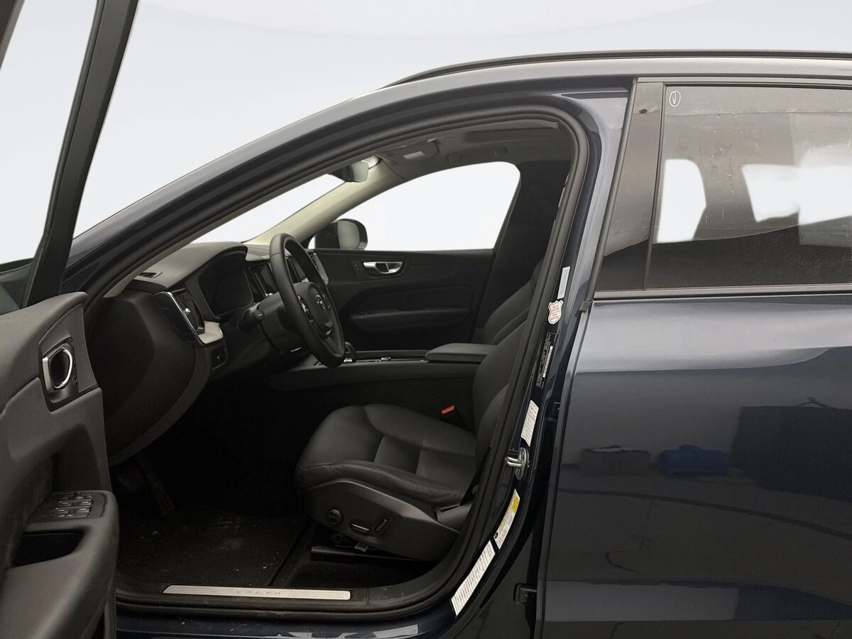 2025 Volvo - image 8