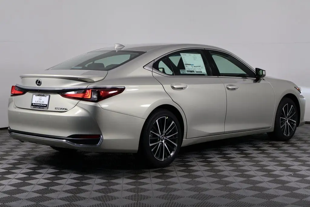 2025 Lexus ES 300h photo 2