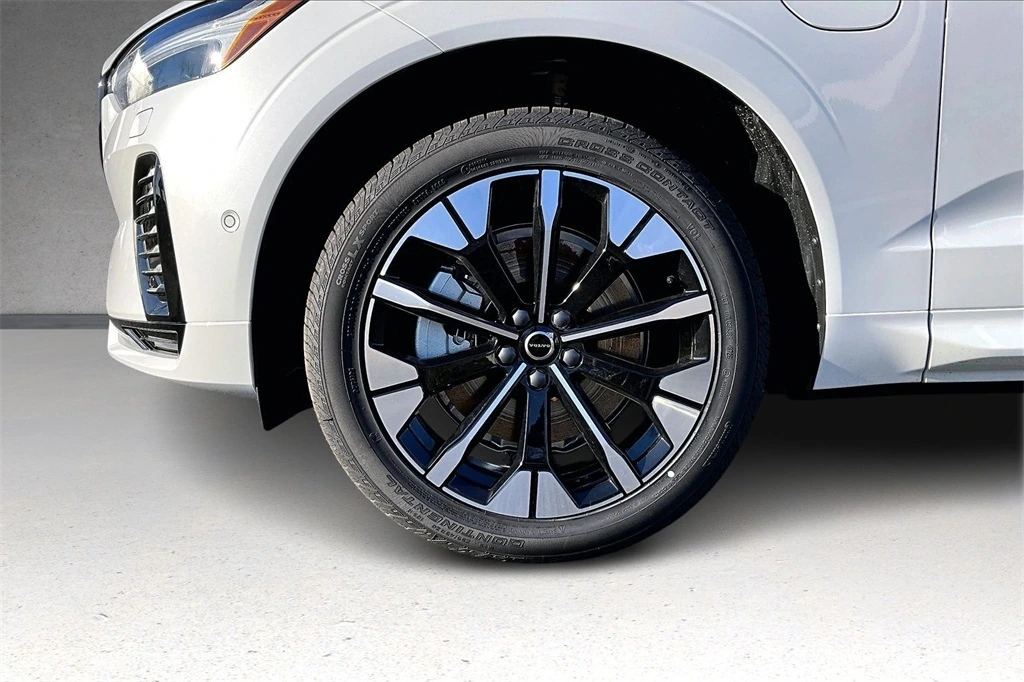 2026 Volvo - image 12