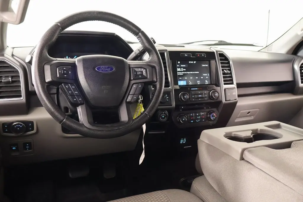 2016 Ford F-150 XLT photo 2