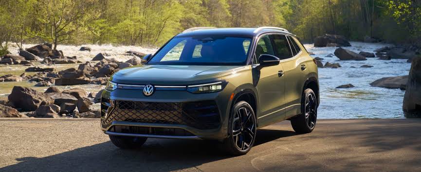 2027 Volkswagen Tiguan R-Line in green, front three-quarter view