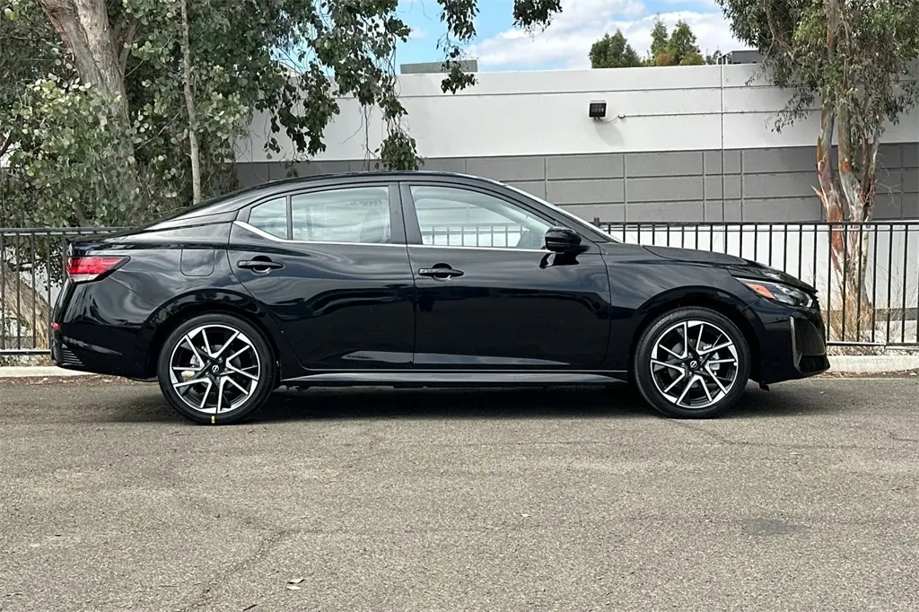 2025 Nissan Sentra SR photo 3