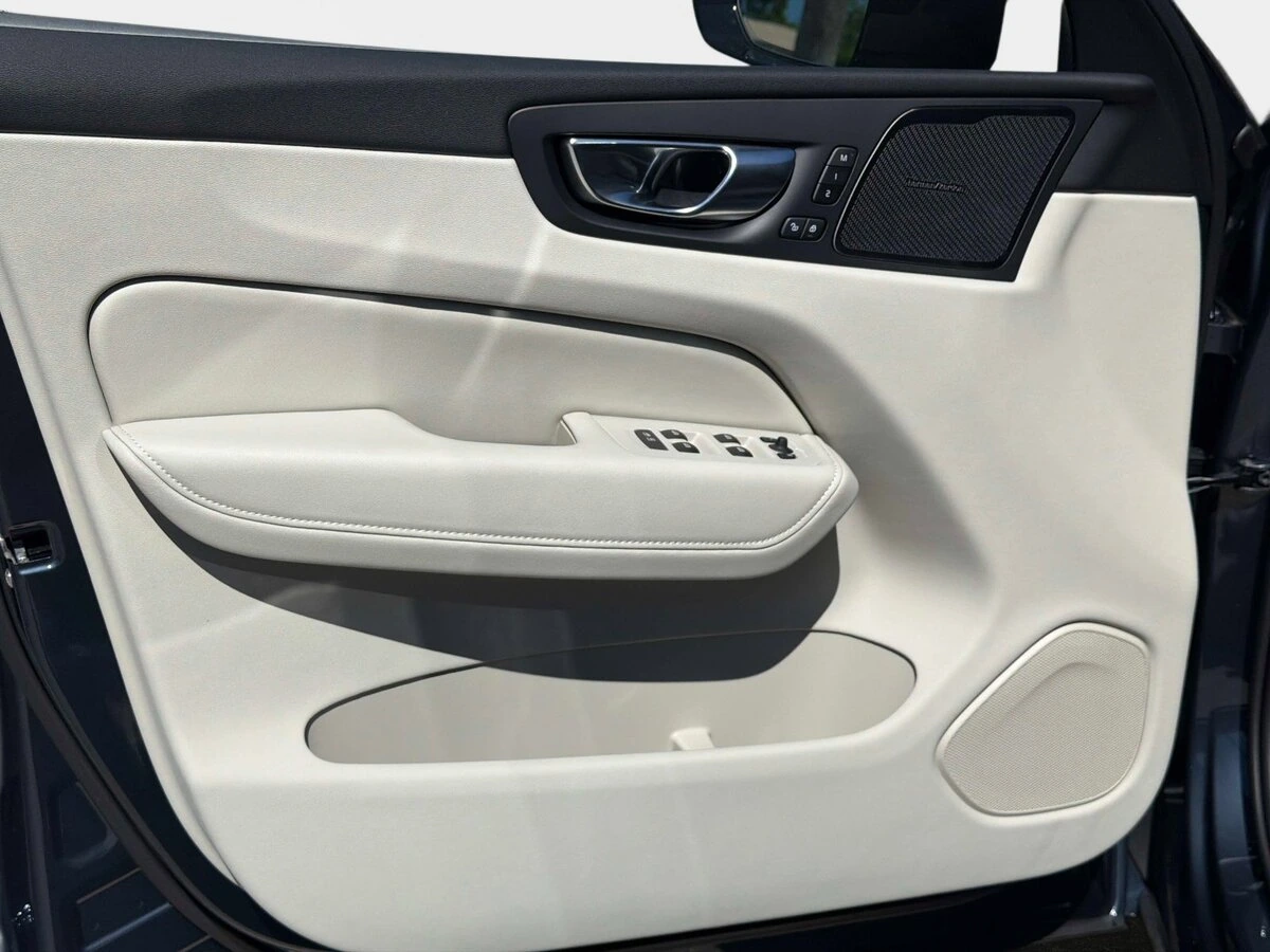 2026 Volvo - image 14